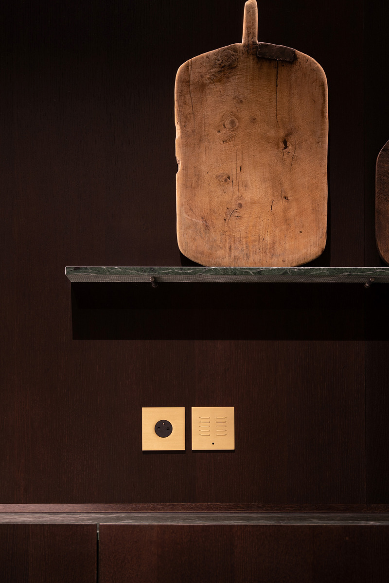 Dossier de presse | 7510-01 - Communiqué de presse | Luhkee x Crestron - Luhkee - Produit - 1-CL-66-F Champagne Fine series 6+6 Buttons No engraving Standard button layout - Crédit photo : <blockquote style="">Willem Van Puyenbroeck<br style=""></blockquote>