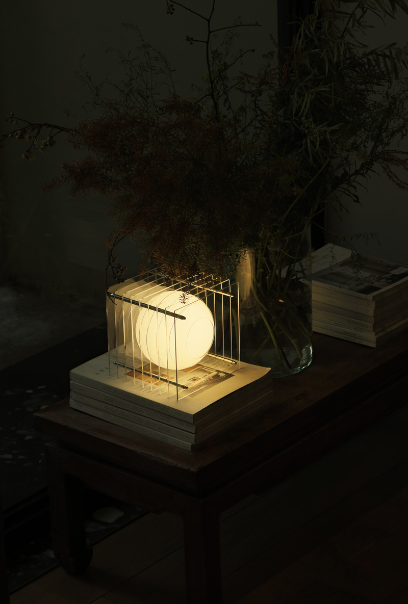 Dossier de presse | 7491-01 - Communiqué de presse | Lớp, une sculpture lumineuse pour BằNG - BằNG - Design d’éclairage -  Lớp petit carré en transparent à la Galerie Medium  - Crédit photo :  BằNG 