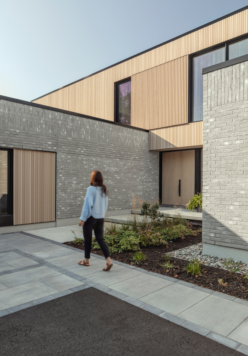 Press kit | 618-15 - Press release | Résidence de la Promenade - LemayMichaud - Residential Architecture - Main Entrance - Photo credit: Jessy Bernier