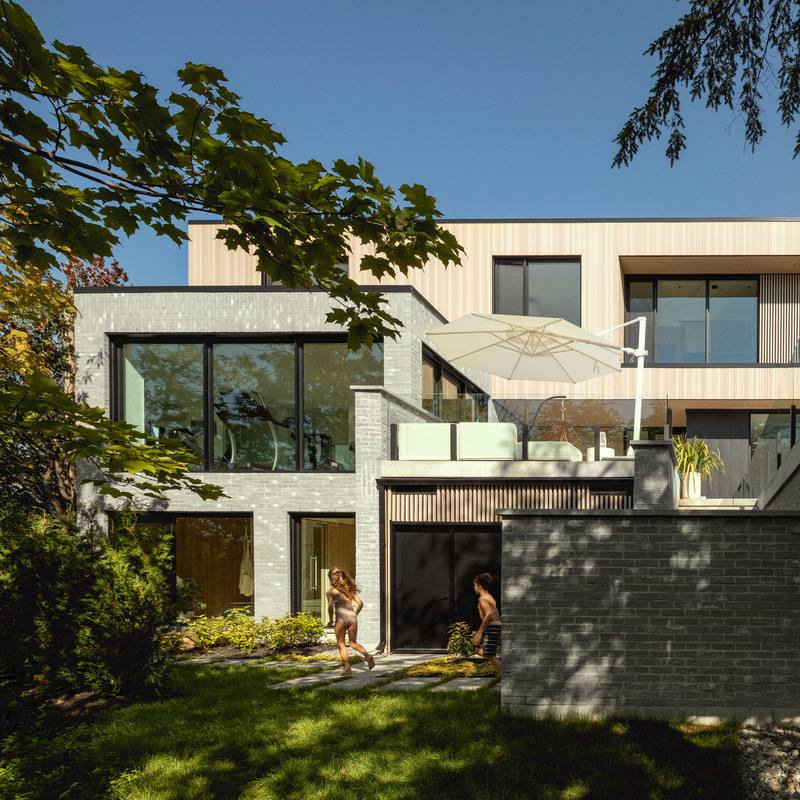 Press kit | 618-15 - Press release | Résidence de la Promenade - LemayMichaud - Residential Architecture - Rear Courtyard - Photo credit: Jessy Bernier