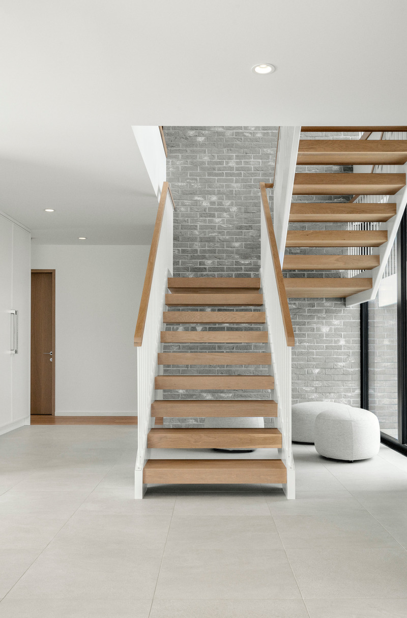 Press kit | 618-15 - Press release | Résidence de la Promenade - LemayMichaud - Residential Architecture - Staircase - Photo credit: Jessy Bernier
