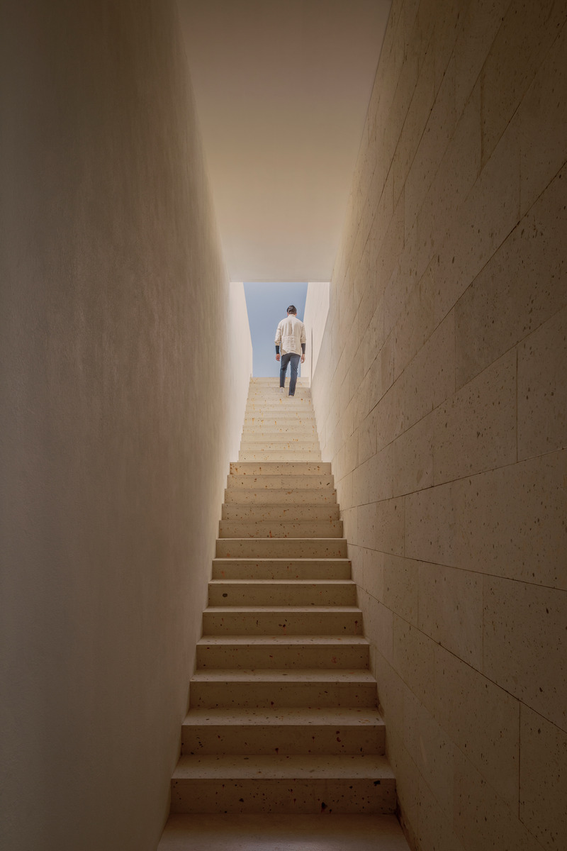 Dossier de presse | 5118-04 - Communiqué de presse | Shi house - HW Studio - Architecture résidentielle - Entrance Stairs - Crédit photo : Cesar Bejar