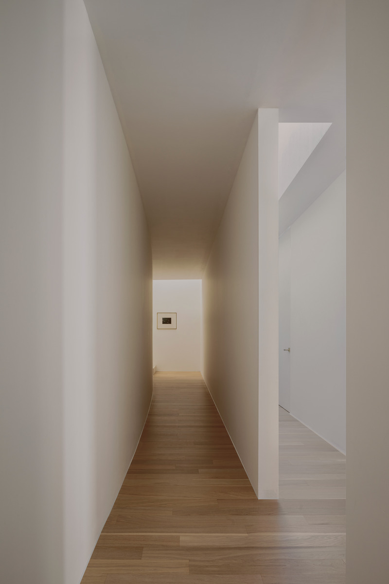 Dossier de presse | 5118-04 - Communiqué de presse | Shi house - HW Studio - Architecture résidentielle - Social and private corridor - Crédit photo : Cesar Bejar