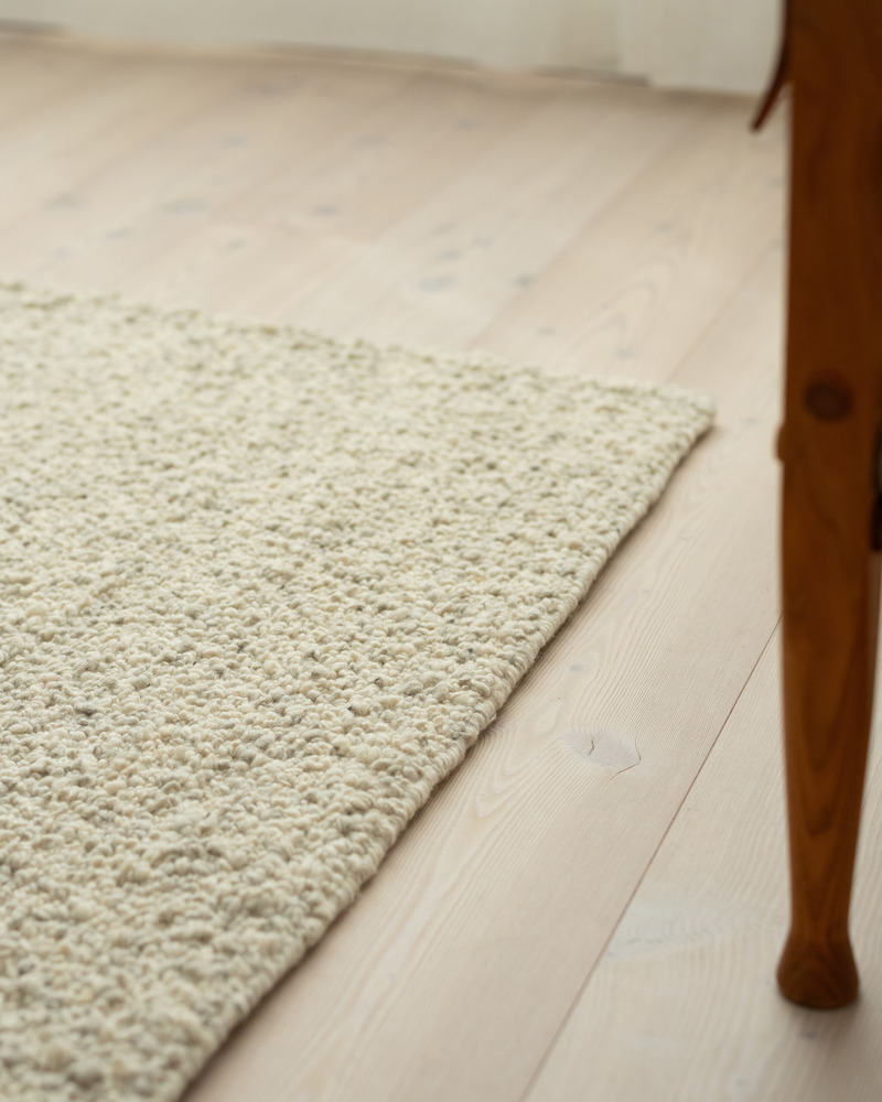 Press kit | 7531-01 - Press release | Celebrating Craftsmanship in Their Latest Rug Collection at ICFF 2024 - Mark Krebs - Product - Boucle Silver - 6'x9' detail  - Photo credit: Thom Fougere 
