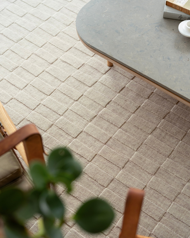Press kit | 7531-01 - Press release | Celebrating Craftsmanship in Their Latest Rug Collection at ICFF 2024 - Mark Krebs - Product - Tile rug in Fossil - detail  - Photo credit: Thom Fougere