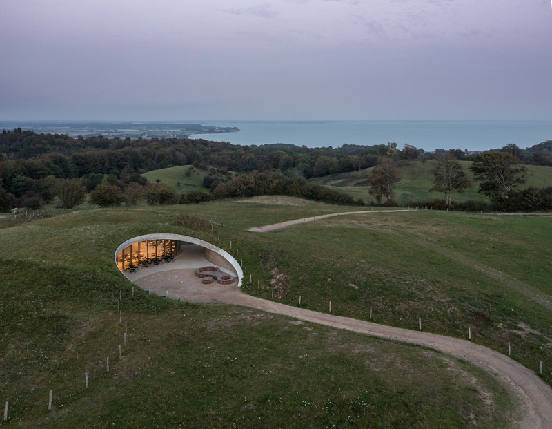 Dossier de presse | 1071-23 - Communiqué de presse | Finalists Announced for 12th Annual A+Awards in Architecture - Architizer - Architecture résidentielle - Skamlingsbanken Visitor Centre by CEBRA (Finalist, Cultural &amp; Expo Centers) - Crédit photo : Adam Mørk