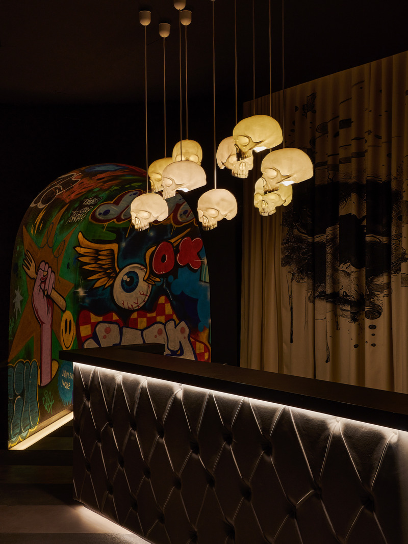 Press kit | 7534-01 - Press release | Street XO Dubai: A Journey Beyond the Plate - LW Design - Commercial Interior Design - Reception desk at Street XO for Chef Dabiz Muñoz - Photo credit: Ingrid Rasmussen