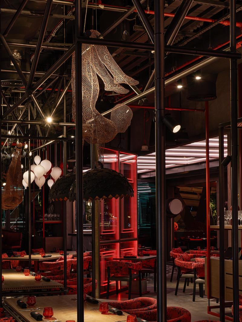 Press kit | 7534-01 - Press release | Street XO Dubai: A Journey Beyond the Plate - LW Design - Commercial Interior Design - Ceiling details at Street XO - Photo credit: Ingrid Rasmussen