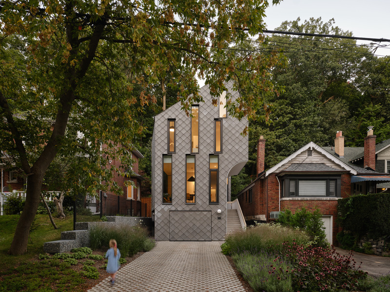 Press kit | 2942-05 - Press release | Neville Park - Reigo & Bauer - Residential Architecture - <p> Street Elevation, West </p><p>Diamond Cladding: SVK Ardonit Fibre Cement Slate;</p><p style="">Windows &amp; Doors: Alumilex ALX 2066 Series</p><p>Lighting: Artemide Dioscuri </p> - Photo credit: Doublespace Photography