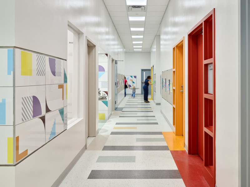 Dossier de presse | 2605-03 - Communiqué de presse | L’école maternelle publique Corona 3K établit de nouvelles normes en matière de conception, durabilité et vitesse de réalisation - Circular - Architecture institutionnelle - Ground floor corridor - Crédit photo : Frank Oudeman