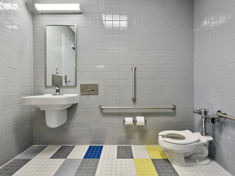 Dossier de presse | 2605-03 - Communiqué de presse | L’école maternelle publique Corona 3K établit de nouvelles normes en matière de conception, durabilité et vitesse de réalisation - Circular - Architecture institutionnelle - Toddler-size toilet - Crédit photo : Frank Oudeman