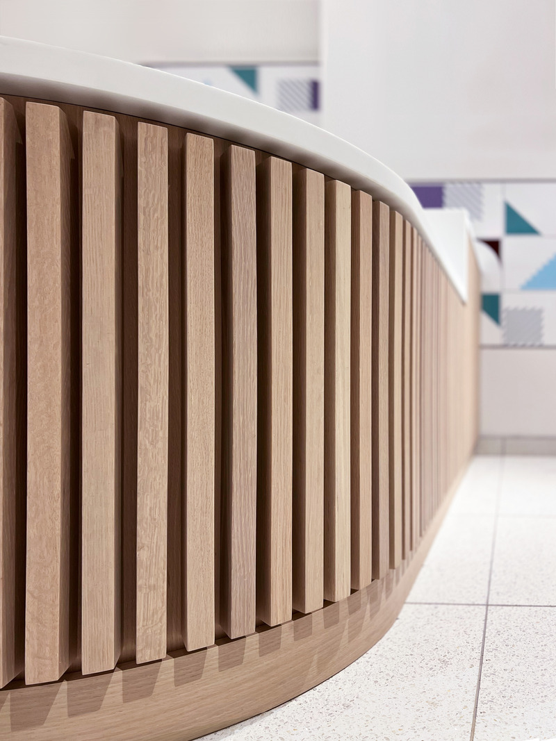 Dossier de presse | 2605-03 - Communiqué de presse | L’école maternelle publique Corona 3K établit de nouvelles normes en matière de conception, durabilité et vitesse de réalisation - Circular - Architecture institutionnelle - Reception desk millwork detail - Crédit photo : Circular
