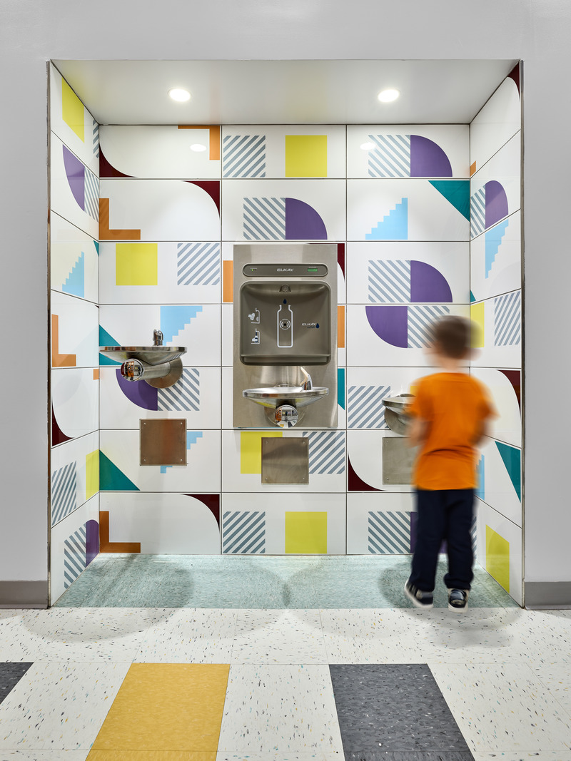 Dossier de presse | 2605-03 - Communiqué de presse | L’école maternelle publique Corona 3K établit de nouvelles normes en matière de conception, durabilité et vitesse de réalisation - Circular - Architecture institutionnelle - Drinking fountain - Crédit photo : Frank Oudeman