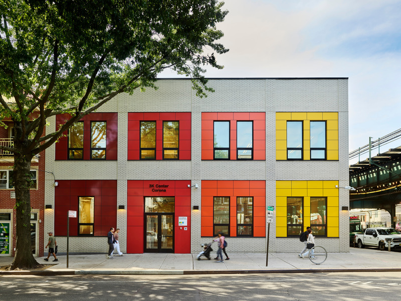 Dossier de presse | 2605-03 - Communiqué de presse | L’école maternelle publique Corona 3K établit de nouvelles normes en matière de conception, durabilité et vitesse de réalisation - Circular - Architecture institutionnelle - Facade - Crédit photo : Frank Oudeman