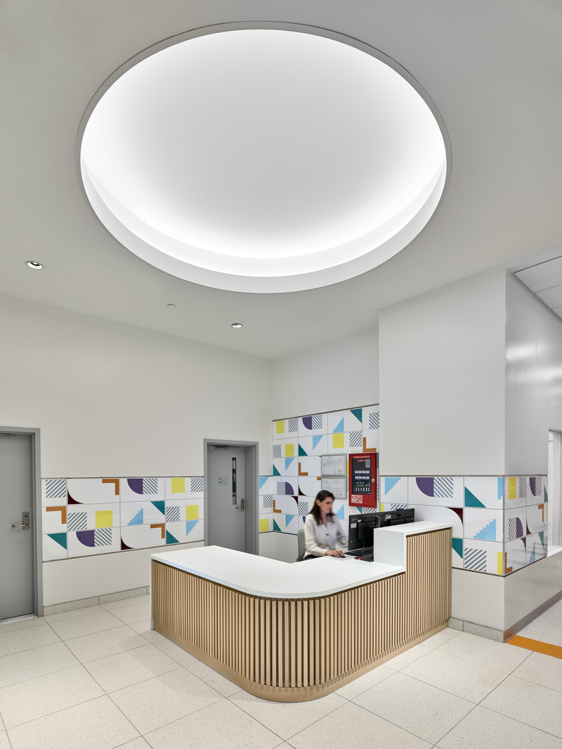 Dossier de presse | 2605-03 - Communiqué de presse | L’école maternelle publique Corona 3K établit de nouvelles normes en matière de conception, durabilité et vitesse de réalisation - Circular - Architecture institutionnelle - Reception Desk - Crédit photo : Frank Oudeman