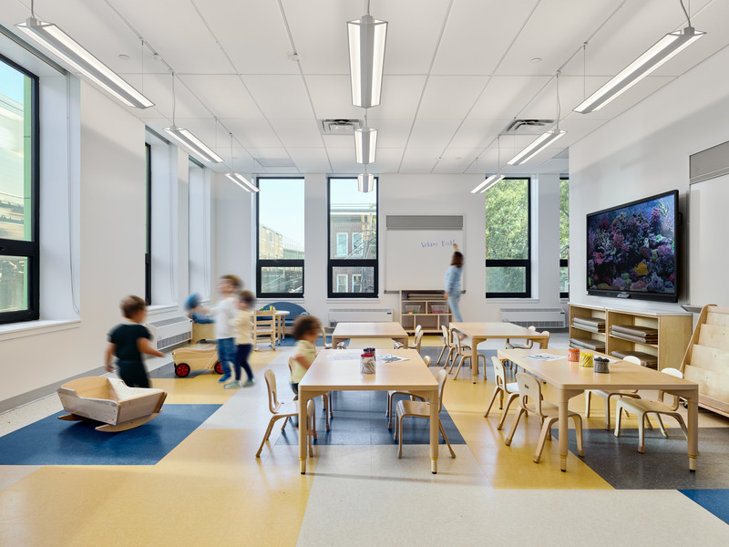 Dossier de presse | 2605-03 - Communiqué de presse | L’école maternelle publique Corona 3K établit de nouvelles normes en matière de conception, durabilité et vitesse de réalisation - Circular - Architecture institutionnelle - Blue classroom - Crédit photo : Frank Oudeman