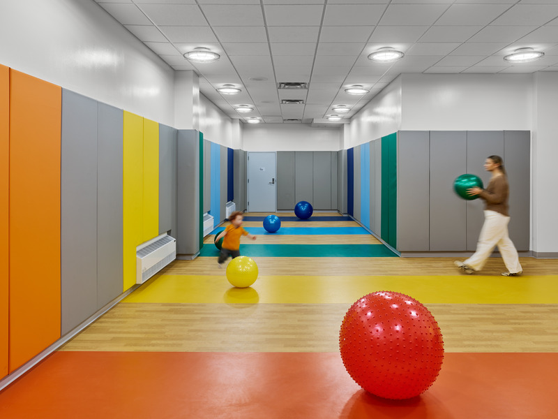 Dossier de presse | 2605-03 - Communiqué de presse | L’école maternelle publique Corona 3K établit de nouvelles normes en matière de conception, durabilité et vitesse de réalisation - Circular - Architecture institutionnelle - Play room - Crédit photo : Frank Oudeman