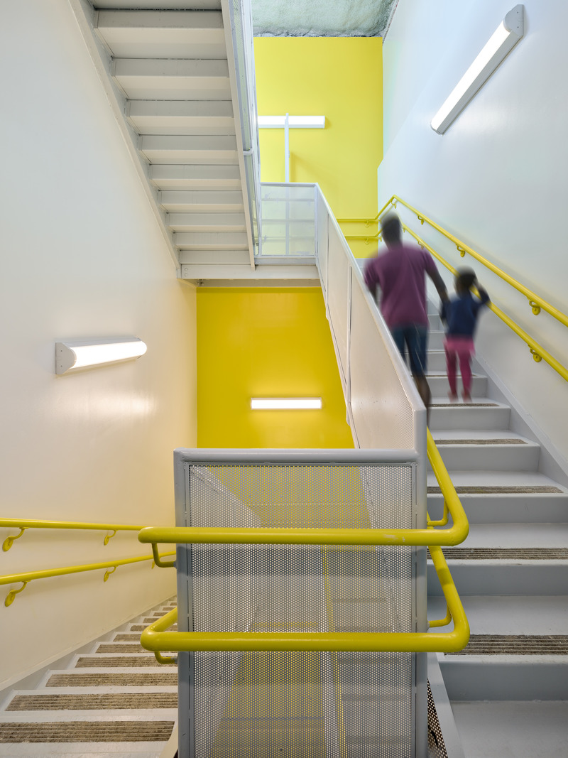Dossier de presse | 2605-03 - Communiqué de presse | L’école maternelle publique Corona 3K établit de nouvelles normes en matière de conception, durabilité et vitesse de réalisation - Circular - Architecture institutionnelle - Stairwell - Crédit photo : Frank Oudeman