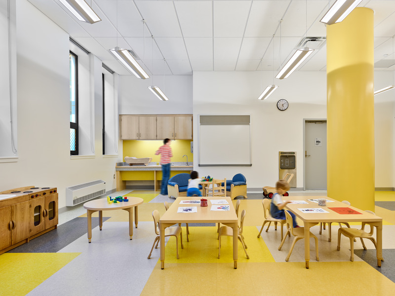 Dossier de presse | 2605-03 - Communiqué de presse | L’école maternelle publique Corona 3K établit de nouvelles normes en matière de conception, durabilité et vitesse de réalisation - Circular - Architecture institutionnelle - Yellow classroom - Crédit photo : Frank Oudeman