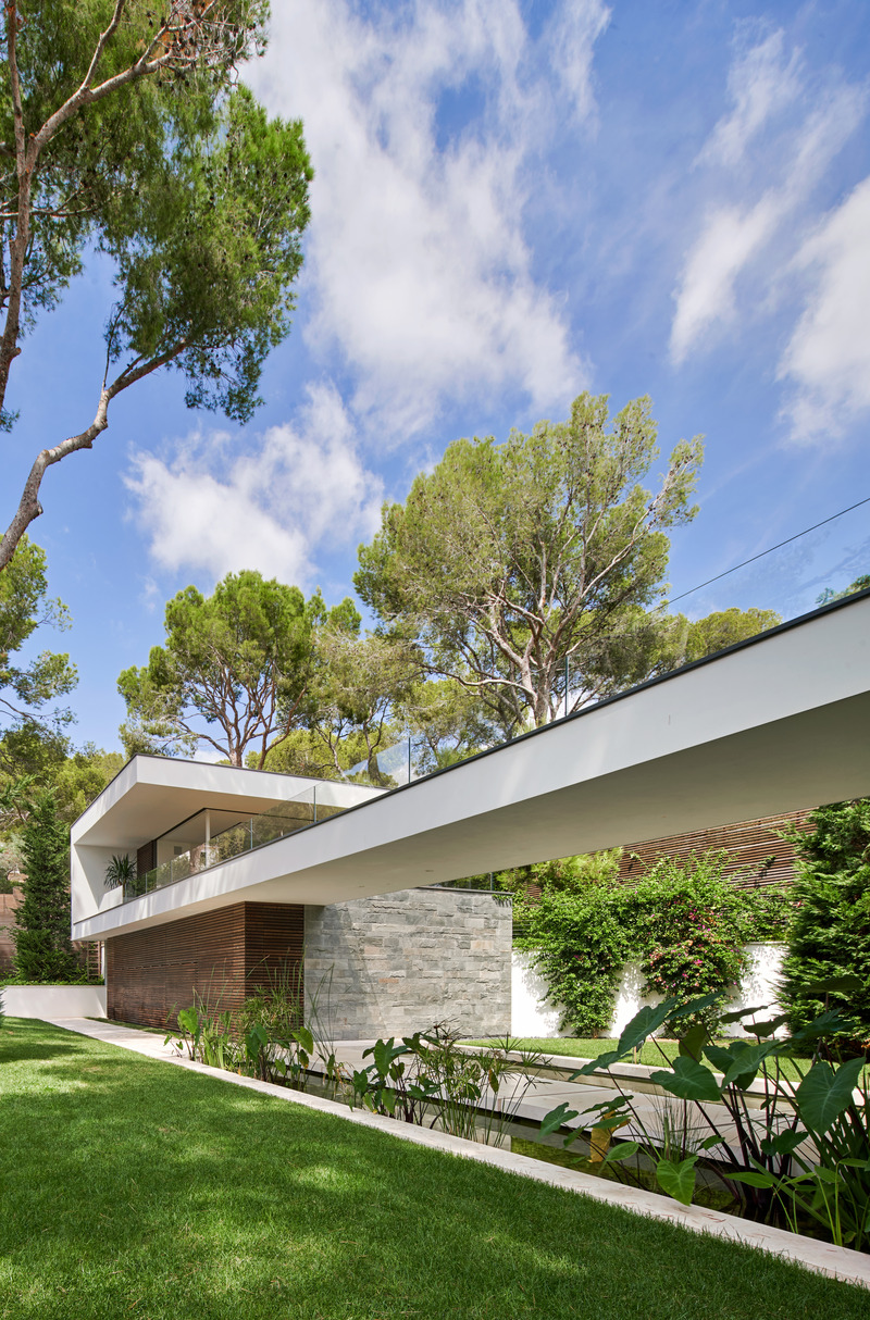Press kit | 2757-44 - Press release | SWATT + PARTNERS' Eloquently Modern Architecture Lives Well in Singular Settings - SWATT + PARTNERS - Residential Architecture - Casa Athena: The narrow and relatively flat site is bordered by a four-story apartment building on the west; a heavily wooded agricultural preserve on the east. - Photo credit: Jose Hevia