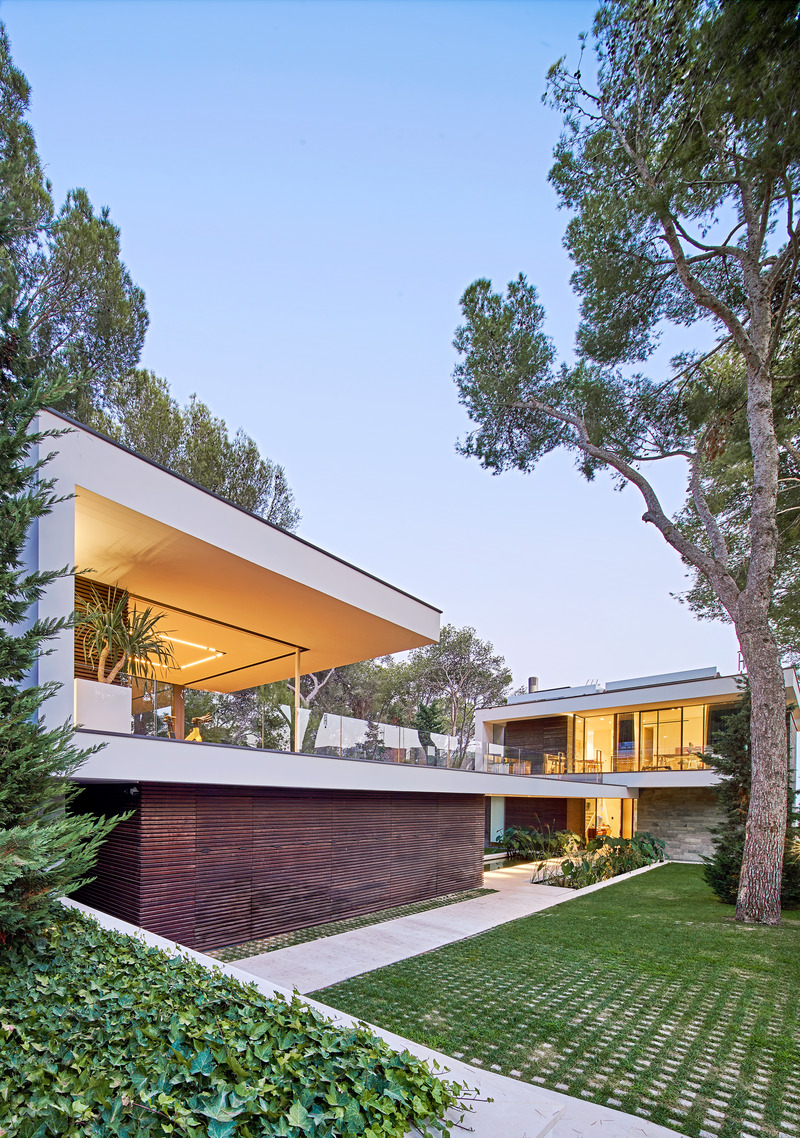 Press kit | 2757-44 - Press release | SWATT + PARTNERS' Eloquently Modern Architecture Lives Well in Singular Settings - SWATT + PARTNERS - Residential Architecture -  Casa Athena: Located on the top of a steep cliff in the Balearic Islands, overlooking the Mediterranean Sea, this residence consists of the design of a new main house, and two levels of an adjacent four-story apartment building.  - Photo credit: Jose Hevia
