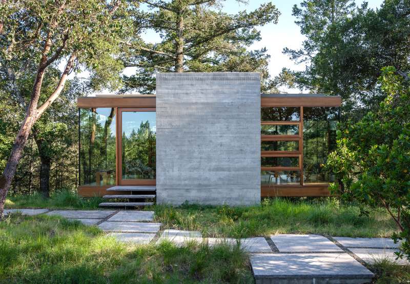 Press kit | 2757-44 - Press release | SWATT + PARTNERS' Eloquently Modern Architecture Lives Well in Singular Settings - SWATT + PARTNERS - Residential Architecture - <p> Moss Rock: Supported by two cast-in-place concrete core elements, the new structure is a crisp wood-framed glass box that hovers just above the flat portion while it soars above the down-sloping topography on the south-west corner of the building.  </p> - Photo credit: Jason Liske