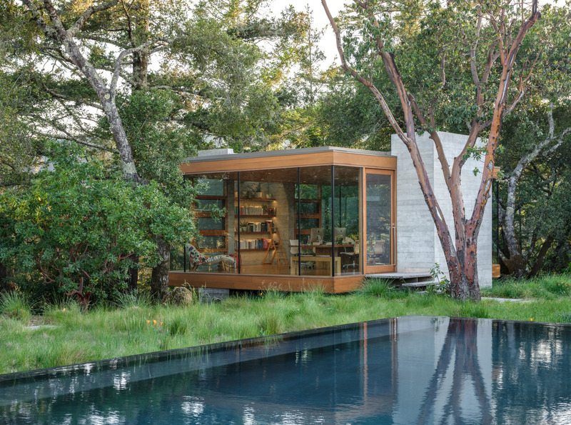 Press kit | 2757-44 - Press release | SWATT + PARTNERS' Eloquently Modern Architecture Lives Well in Singular Settings - SWATT + PARTNERS - Residential Architecture - Moss Rock: Nature is reflected in the pool which is the centerpiece of the garden. - Photo credit: Jason Liske
