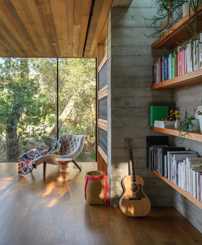 Press kit | 2757-44 - Press release | SWATT + PARTNERS' Eloquently Modern Architecture Lives Well in Singular Settings - SWATT + PARTNERS - Residential Architecture - Moss Rock: Concrete vertical elements punctuate floor-to-ceiling glass walls. The materials palette—consisting of concrete, steel, glass and wood—comes together simply but expressively, creating a “warm modern” aesthetic for which Swatt + Partners is sought after. - Photo credit: Jason Liske
