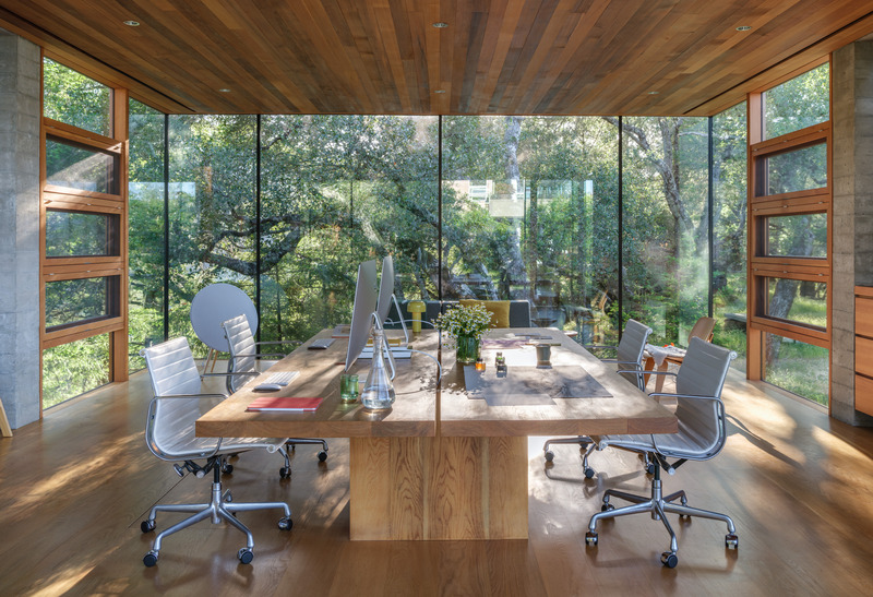 Press kit | 2757-44 - Press release | SWATT + PARTNERS' Eloquently Modern Architecture Lives Well in Singular Settings - SWATT + PARTNERS - Residential Architecture - Moss Rock: This accessory building and studio also functions as a home office. The floor and roof planes are clad in Western Red Cedar horizontal boards. - Photo credit: Jason Liske
