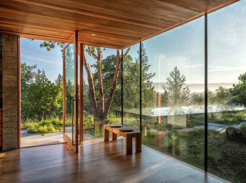 Press kit | 2757-44 - Press release | SWATT + PARTNERS' Eloquently Modern Architecture Lives Well in Singular Settings - SWATT + PARTNERS - Residential Architecture - Moss Rock: Supported by two cast-in-place concrete core elements, the structure features floor-to-ceiling glass walls from Quantum Window. - Photo credit: Jason Liske