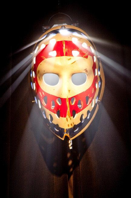 Press kit | 831-02 - Press release | XYZ Cultural Technology has produced the exhibition: Hockey-it's in our DNA - XYZ Technologie culturelle - Event + Exhibition -  Masque de Ken Dryden’s mask Œuvre originale / original artwork Carl Lamb - Photo credit:  Masque de Ken Dryden’s mask Œuvre originale / original artwork Carl Lamb