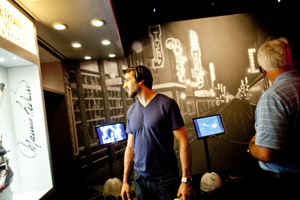 Press kit | 831-02 - Press release | XYZ Cultural Technology has produced the exhibition: Hockey-it's in our DNA - XYZ Technologie culturelle - Event + Exhibition - Patrice Bergeron (joueur des Bruins de Boston) et Alain Coté (ancien joueur des Nordiques) - Photo credit: Patrice Bergeron (joueur des Bruins de Boston) et Alain Coté (ancien joueur des Nordiques)
