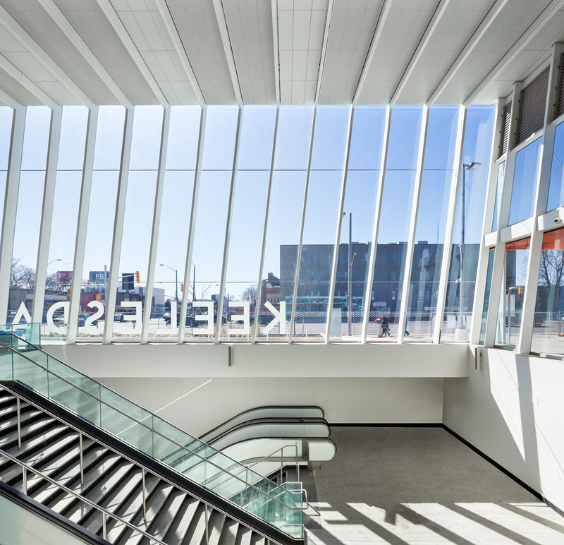 Dossier de presse | 718-05 - Communiqué de presse | Eglinton Crosstown LRT : Rehausser la qualité du design dans l'espace public - Daoust Lestage Lizotte Stecker Benech - Architecture institutionnelle - <p class="">Dans l'entrée principale, la structure inclinée crée des jeux d'ombre et de lumière tout au long de la journée.</p> - Crédit photo : Tom Arban