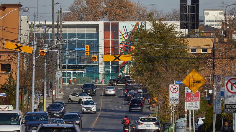 Dossier de presse | 718-05 - Communiqué de presse | Eglinton Crosstown LRT : Rehausser la qualité du design dans l'espace public - Daoust Lestage Lizotte Stecker Benech - Architecture institutionnelle - <p class="">La signature iconographique du système transforme chaque station en un marqueur urbain reconnaissable sur 19 km.</p> - Crédit photo :  Tom Arban 