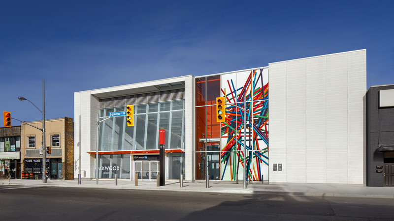 Dossier de presse | 718-05 - Communiqué de presse | Eglinton Crosstown LRT : Rehausser la qualité du design dans l'espace public - Daoust Lestage Lizotte Stecker Benech - Architecture institutionnelle - Des vitrines d'art animent l'espace public et mettent en valeur le travail d'artistes locaux. - Crédit photo : Tom Arban