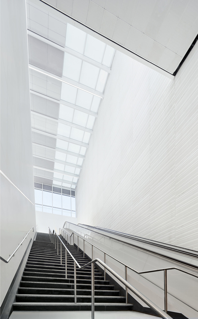 Dossier de presse | 718-05 - Communiqué de presse | Eglinton Crosstown LRT : Rehausser la qualité du design dans l'espace public - Daoust Lestage Lizotte Stecker Benech - Architecture institutionnelle - <p class="">La lumière du jour inonde l'intérieur des stations et illumine les murs de béton préfabriqué texturé.</p> - Crédit photo : Tom Arban