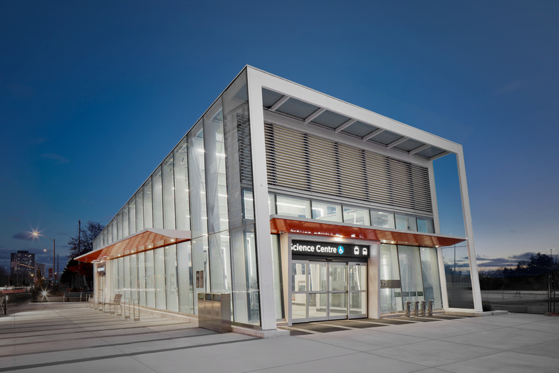 Dossier de presse | 718-05 - Communiqué de presse | Eglinton Crosstown LRT : Rehausser la qualité du design dans l'espace public - Daoust Lestage Lizotte Stecker Benech - Architecture institutionnelle -  <p class="">Le pavillon de verre incliné est l'expression la plus pure du droit à la lumière et du mouvement cinétique.</p>  - Crédit photo : Tom Arban