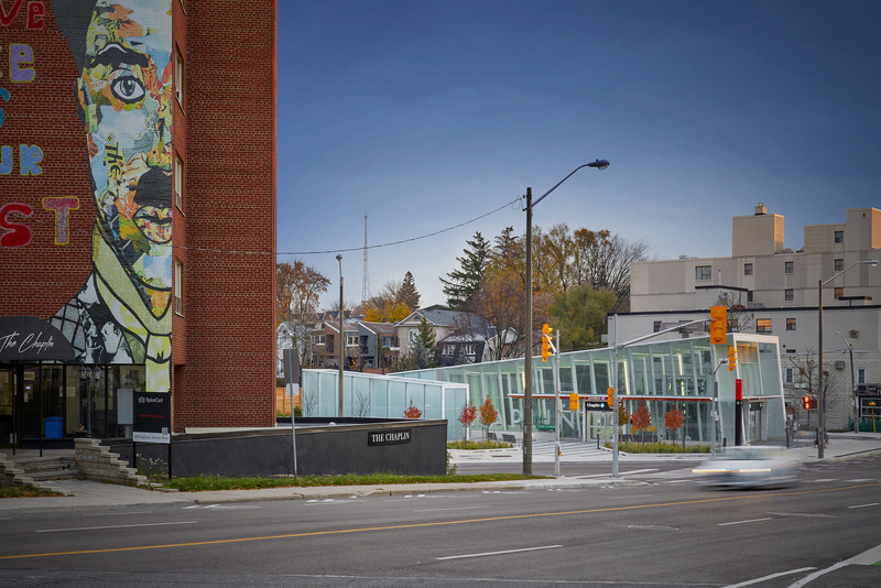 Dossier de presse | 718-05 - Communiqué de presse | Eglinton Crosstown LRT : Rehausser la qualité du design dans l'espace public - Daoust Lestage Lizotte Stecker Benech - Architecture institutionnelle - <p class="">Les pavillons de verre évoquent le pouvoir distinctif de la simplicité au cœur du tissu urbain.</p> - Crédit photo : Tom Arban