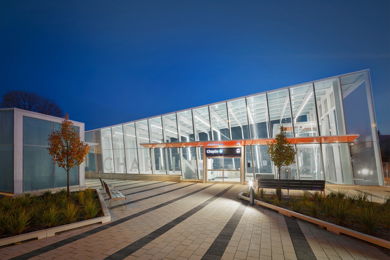 Dossier de presse | 718-05 - Communiqué de presse | Eglinton Crosstown LRT : Rehausser la qualité du design dans l'espace public - Daoust Lestage Lizotte Stecker Benech - Architecture institutionnelle - De jour comme de nuit, les stations lumineuses inscrites au sein de places paysagées offrent des espaces accessibles et accueillants pour les usagers. - Crédit photo : Tom Arban