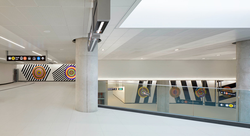 Dossier de presse | 718-05 - Communiqué de presse | Eglinton Crosstown LRT : Rehausser la qualité du design dans l'espace public - Daoust Lestage Lizotte Stecker Benech - Architecture institutionnelle - <p class="">Au niveau de la mezzanine, les espaces sont lumineux et dégagés. L'ouverture, la transparence et les œuvres d'art enrichissent l'expérience des passagers.</p> - Crédit photo :  Tom Arban 