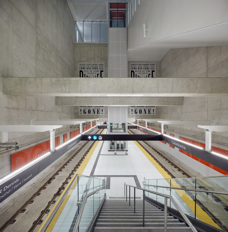 Dossier de presse | 718-05 - Communiqué de presse | Eglinton Crosstown LRT : Rehausser la qualité du design dans l'espace public - Daoust Lestage Lizotte Stecker Benech - Architecture institutionnelle - Au niveau du quai, le volume monumental est animé par la présence de la tapisserie urbaine et d'une œuvre d'art. - Crédit photo :  Tom Arban 
