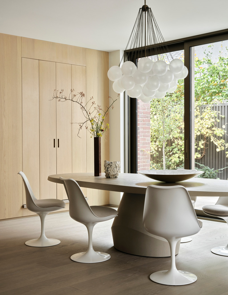 Dossier de presse | 6316-02 - Communiqué de presse | Uptown Georgian - Ashley Botten Design - Design d’intérieur résidentiel - <p class="">Furniture and lighting selections are a blend of mid- century modern classics owned by the client with new custom furniture by abd and other high-end brands.</p><p class=""> </p> - Crédit photo : Patrick Biller