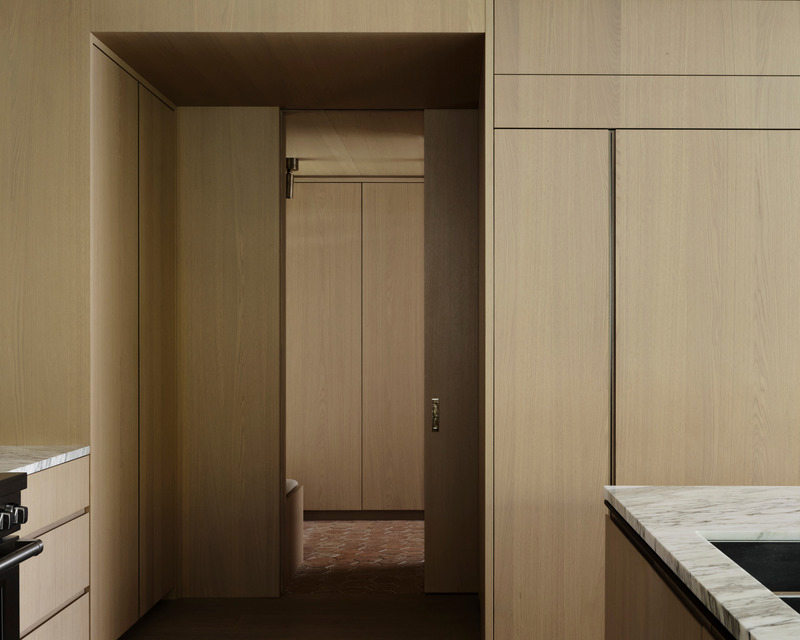 Dossier de presse | 6316-02 - Communiqué de presse | Uptown Georgian - Ashley Botten Design - Design d’intérieur résidentiel - <p class="">Smoked white oak used on the kitchen floors and cabinetry creates layers of warmth and softness. </p> - Crédit photo : Patrick Biller
