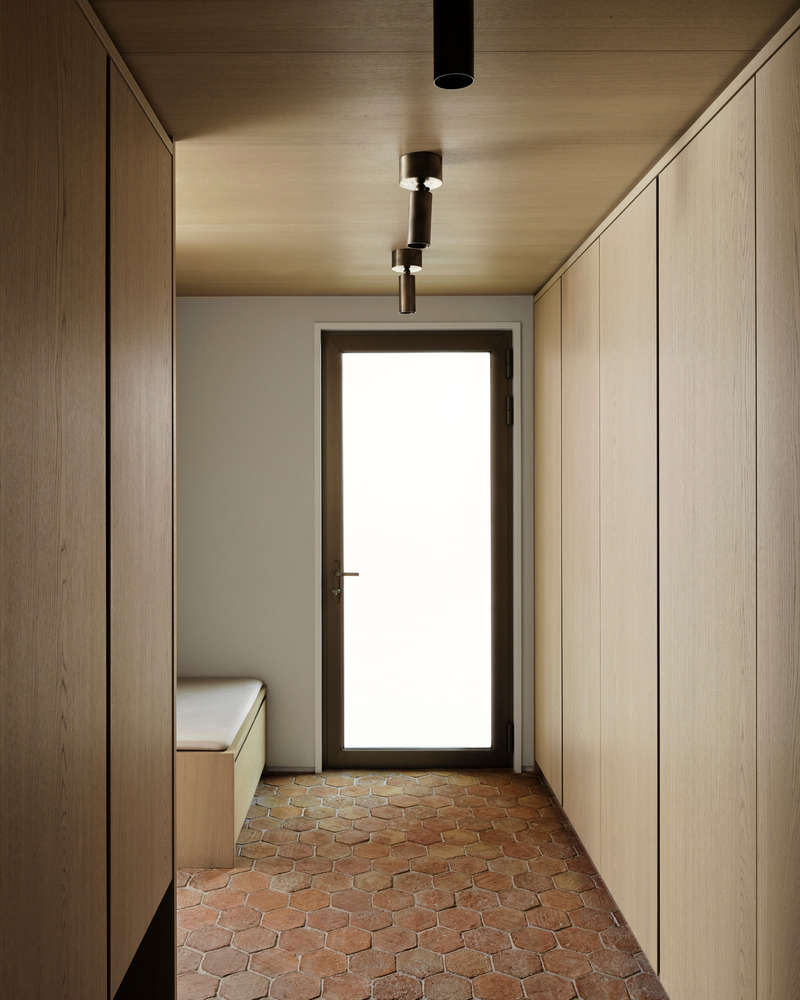 Dossier de presse | 6316-02 - Communiqué de presse | Uptown Georgian - Ashley Botten Design - Design d’intérieur résidentiel - <p>Hexagonal terracotta in the side-entrance mud room add another earthy texture.</p><br> - Crédit photo : Patrick Biller
