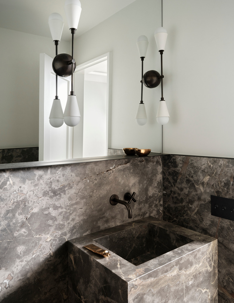 Dossier de presse | 6316-02 - Communiqué de presse | Uptown Georgian - Ashley Botten Design - Design d’intérieur résidentiel - Main floor powder room - Crédit photo : Patrick Biller