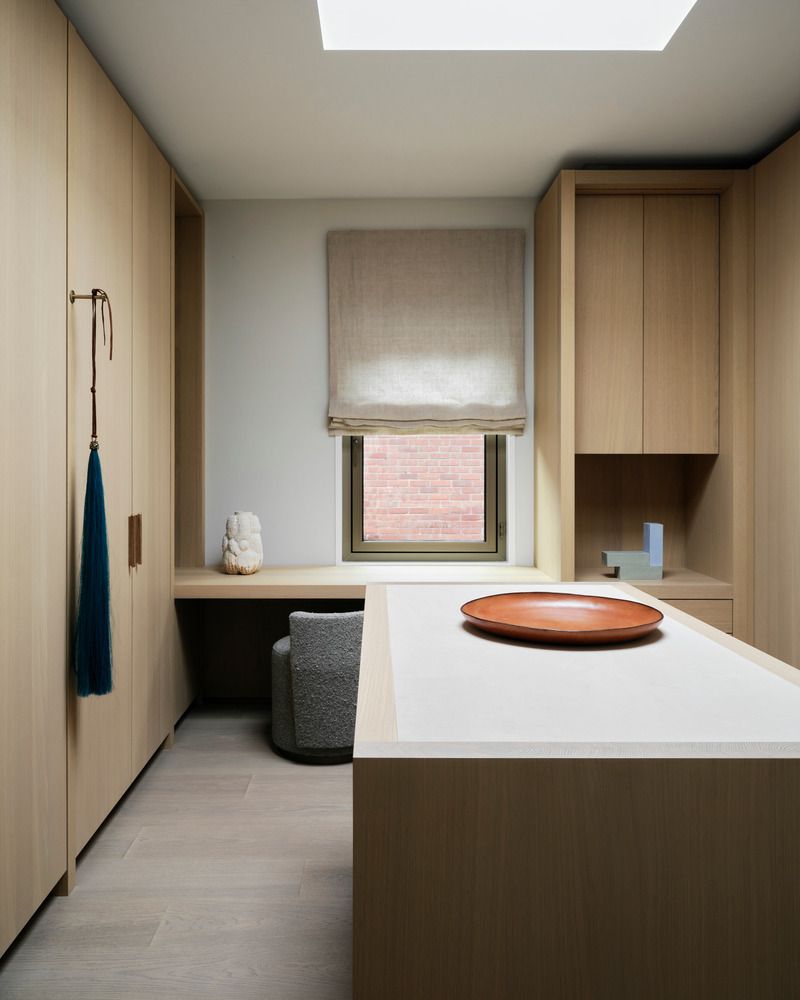 Dossier de presse | 6316-02 - Communiqué de presse | Uptown Georgian - Ashley Botten Design - Design d’intérieur résidentiel - <p>All-natural wood, featured prominently in the walk-in closet, is paired with a cream leather island top and raw linen roman blinds to diffuse the light.</p><br> - Crédit photo : Patrick Biller