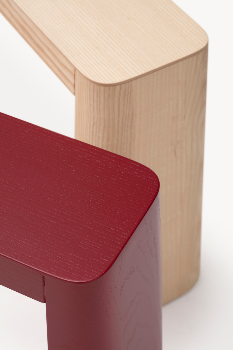 Dossier de presse | 4232-30 - Communiqué de presse | AX et Mule : fruit d’une nouvelle collaboration entre Alessandro Stabile et Zilio A&C - Zilio A&C - Produit -   Le banc Mule est un objet noble en bois sculptural<span></span>   - Crédit photo : Matteo Lavazza