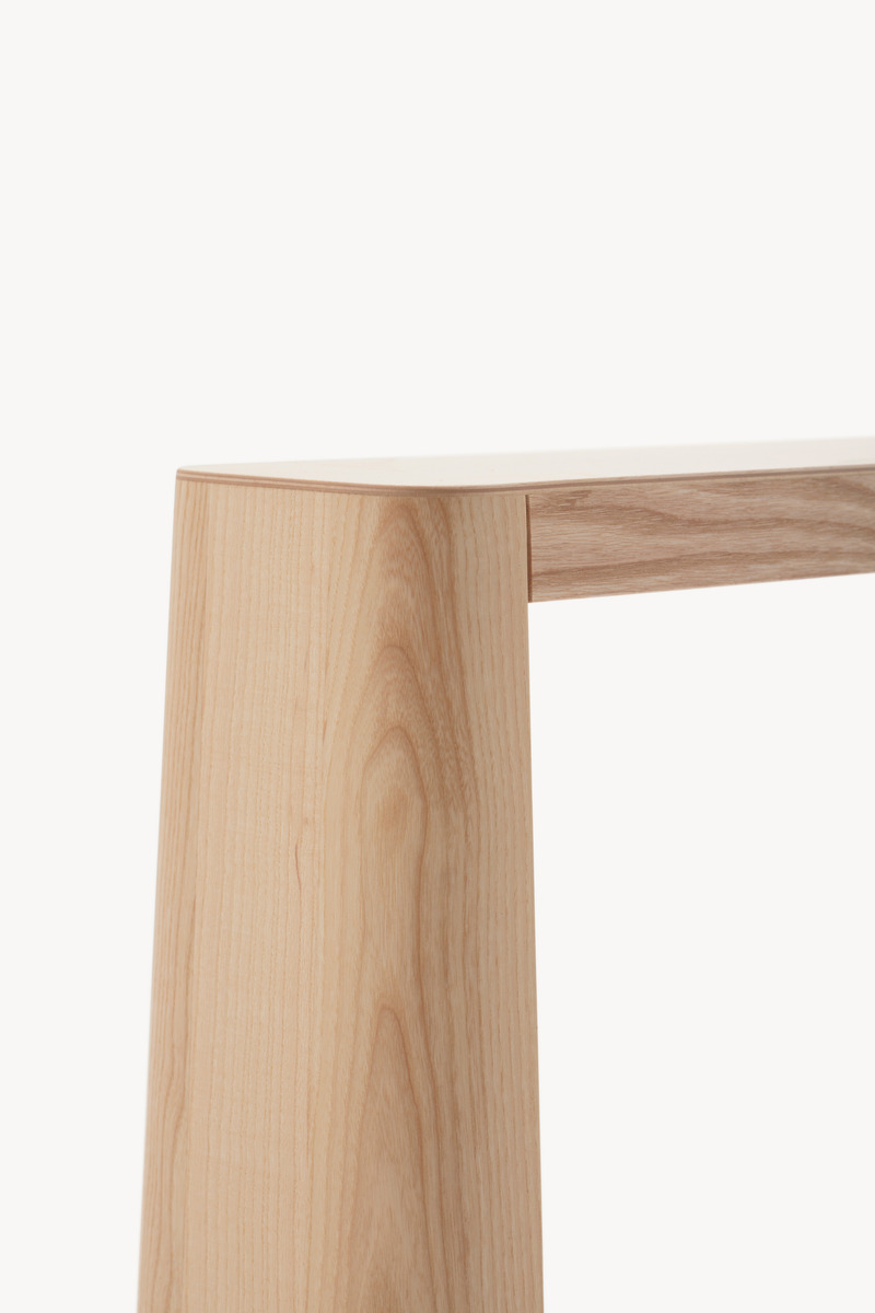 Dossier de presse | 4232-30 - Communiqué de presse | AX et Mule : fruit d’une nouvelle collaboration entre Alessandro Stabile et Zilio A&C - Zilio A&C - Produit -  Les bancs mulets combinent des designs archétypaux et des vibrations zen  - Crédit photo : Matteo Lavazza