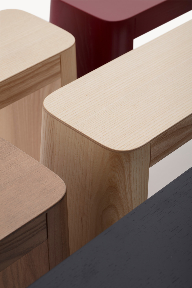 Dossier de presse | 4232-30 - Communiqué de presse | AX et Mule : fruit d’une nouvelle collaboration entre Alessandro Stabile et Zilio A&C - Zilio A&C - Produit -   <p class="">Palette organique : banc Mule en Vert Olive, Fumée, Rouge Rouille, Noir et Frêne Naturel<br></p>   - Crédit photo : Matteo Lavazza