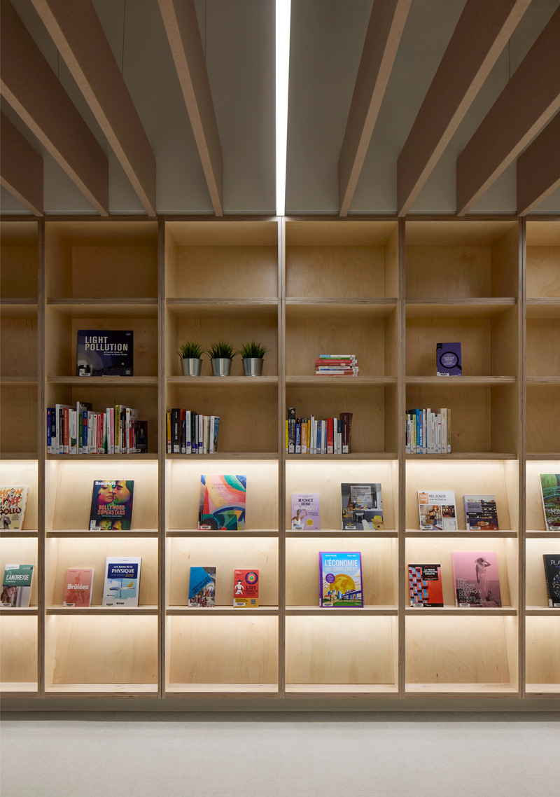 Press kit | 1440-01 - Press release | Renovation of the Saint-Jean-sur-Richelieu College library - Archi- - Institutional Architecture - Built-in shelving for displaying collections - Photo credit: James Brittain